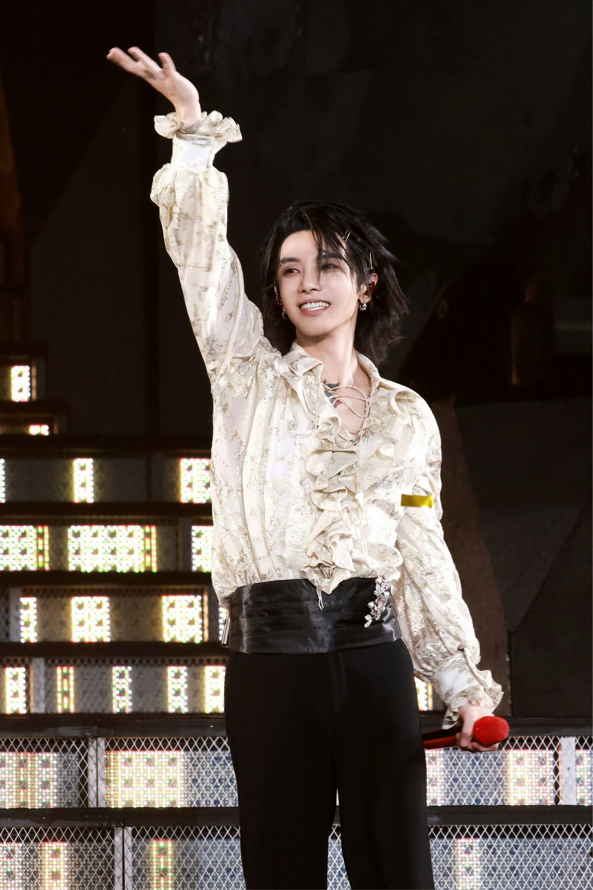 华晨宇南京三日烟花点亮“火星乌托邦” 中秋夜预告乐园新篇章(华晨宇江苏演唱会)