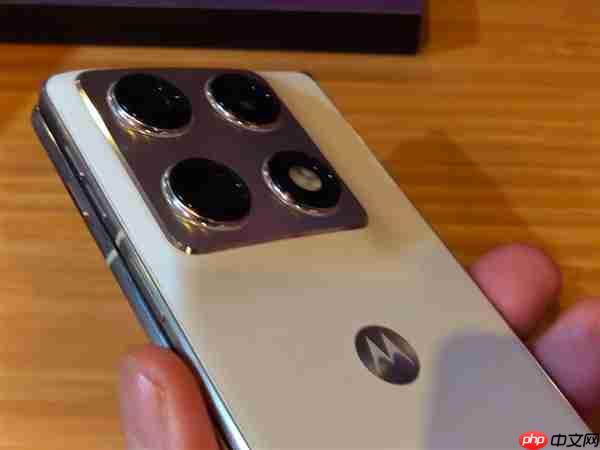 moto首款大折叠屏来了！moto Razr Fold亮相CES