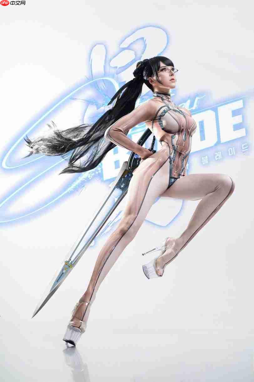 把持不住! 国外知名模特穿透明装战衣cos《剑星》伊芙