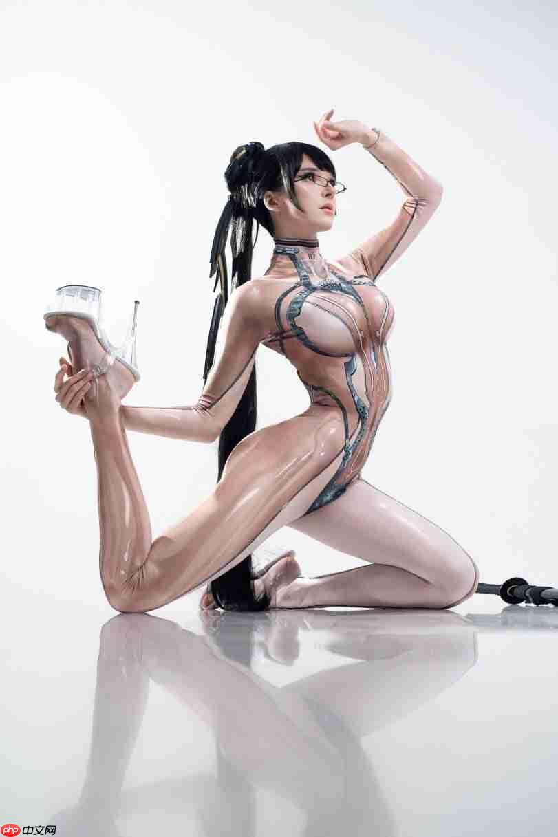 把持不住! 国外知名模特穿透明装战衣cos《剑星》伊芙