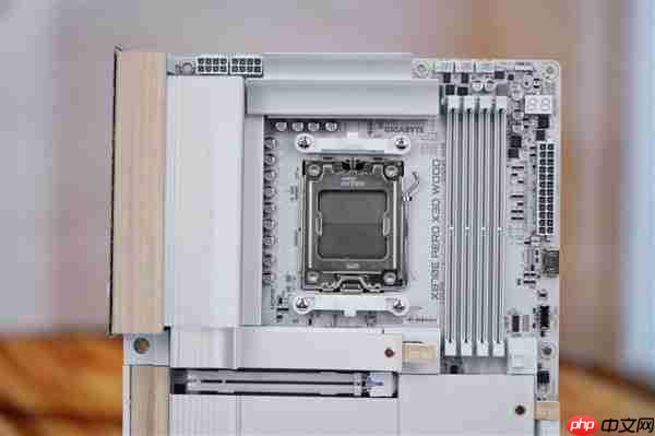 实木+皮革都用上了！技嘉木雕X870E AERO X3D WOOD主板图赏