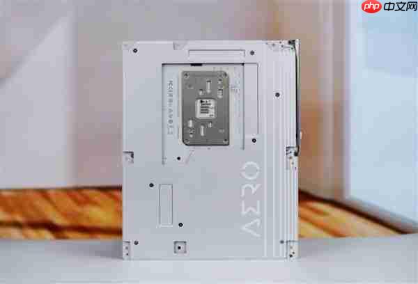 实木+皮革都用上了！技嘉木雕X870E AERO X3D WOOD主板图赏