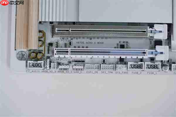 实木+皮革都用上了！技嘉木雕X870E AERO X3D WOOD主板图赏