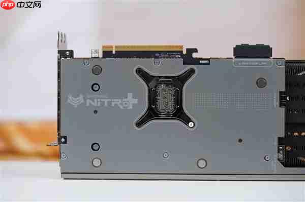 独特背插供电！蓝宝石NITRO+氮动RX 9070 XT显卡图赏