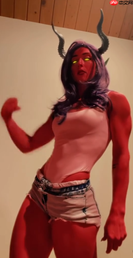 本色出演!肌肉健身美女Cos《超英派遣中心》魔罗芙