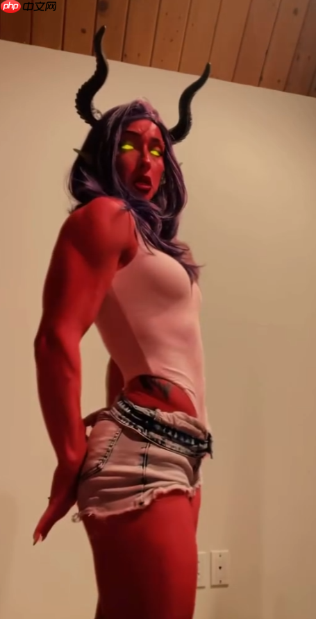 本色出演!肌肉健身美女Cos《超英派遣中心》魔罗芙