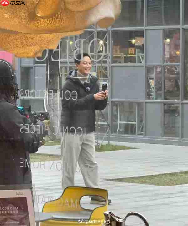 吴彦祖手持小米17 Ultra现身!