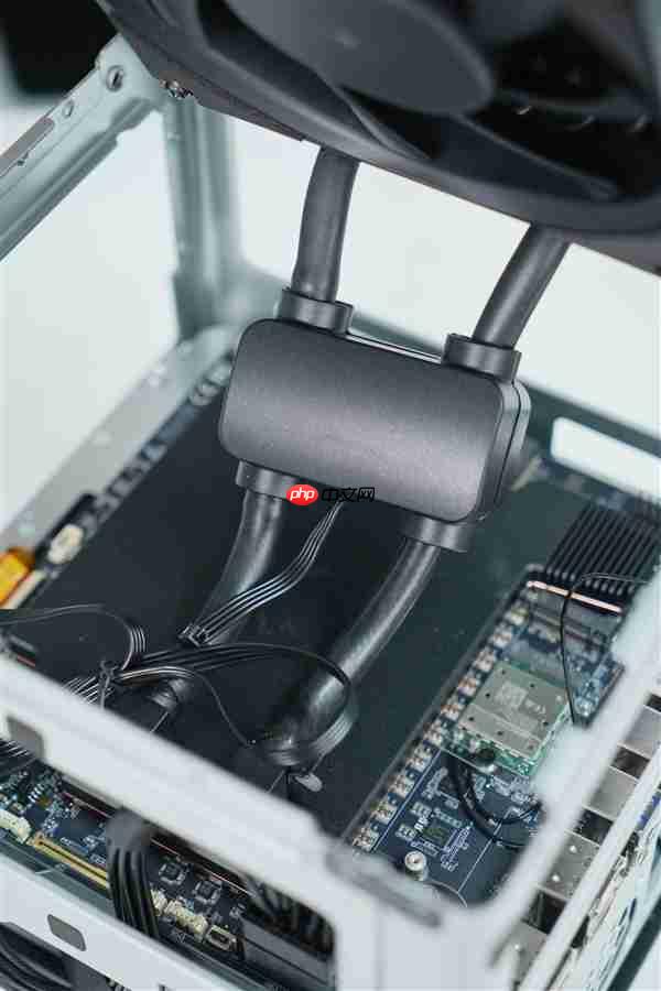 全球首个液冷迷你机!abee AI Station 395 Max工作站图赏