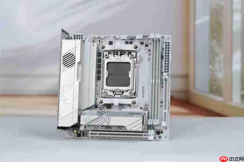 微星MPG X870I EDGE TI EVO WIFI 刀锋 钛主板评测:稳定释放200W 多种内存工具性能可提升50%