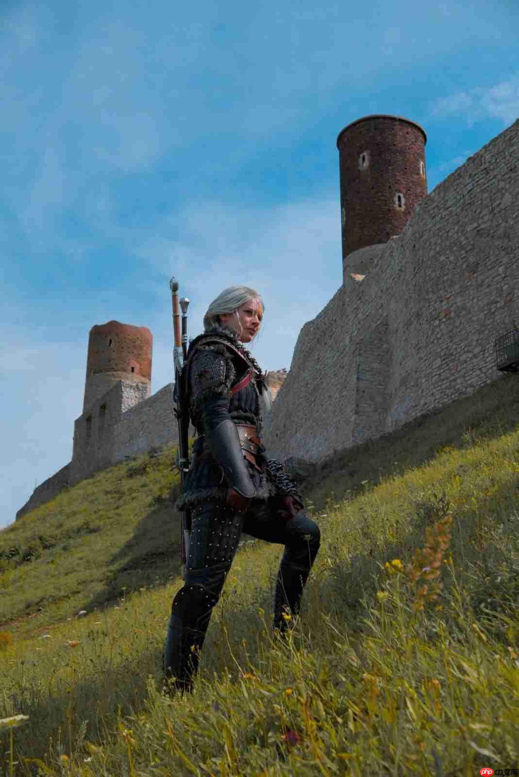 太帅了! 粉丝用传统工艺自制《巫师4》希里cos服