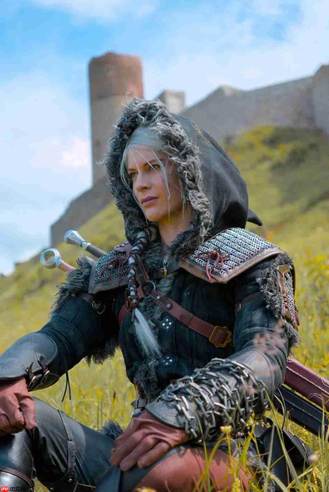 太帅了! 粉丝用传统工艺自制《巫师4》希里cos服