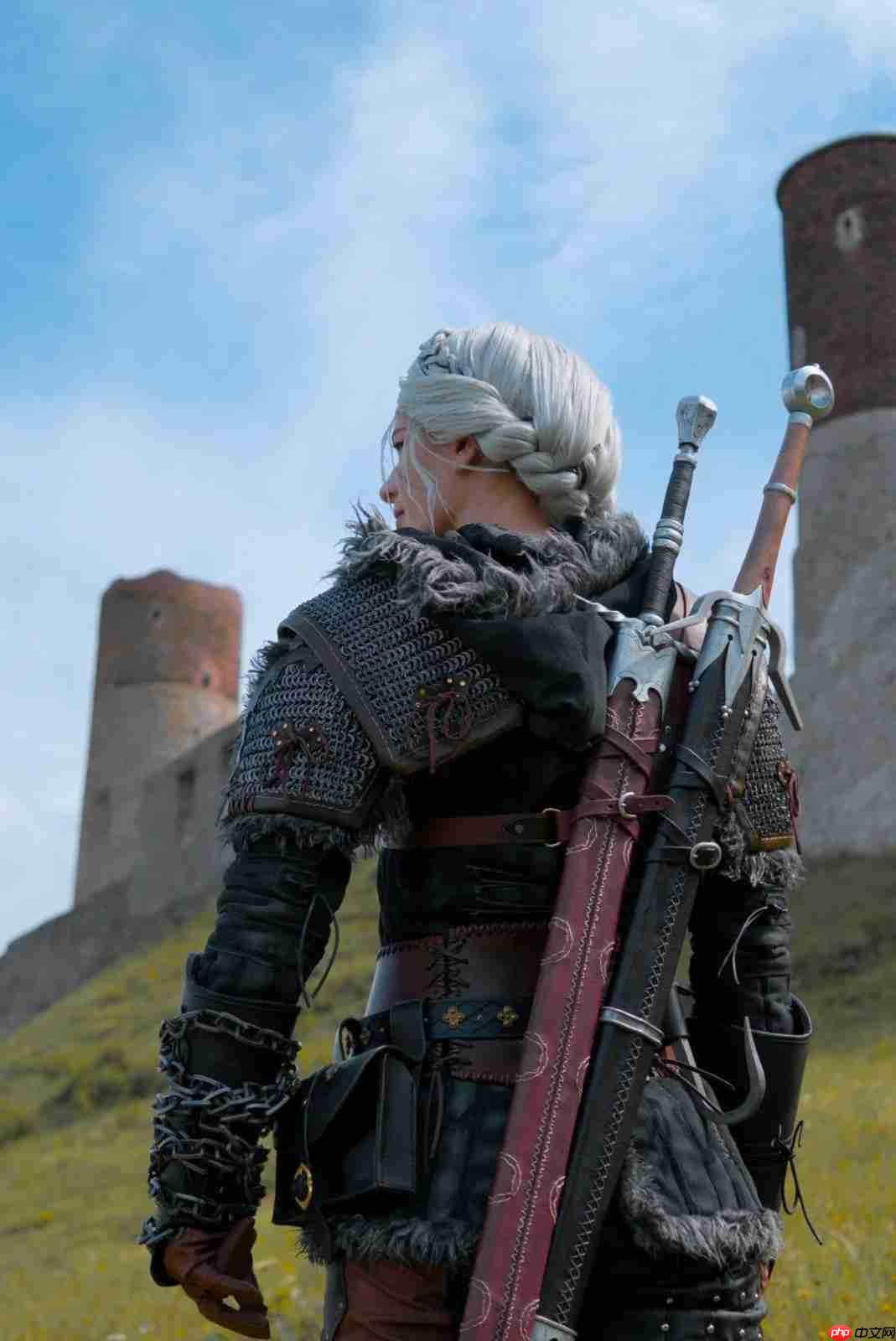 太帅了! 粉丝用传统工艺自制《巫师4》希里cos服