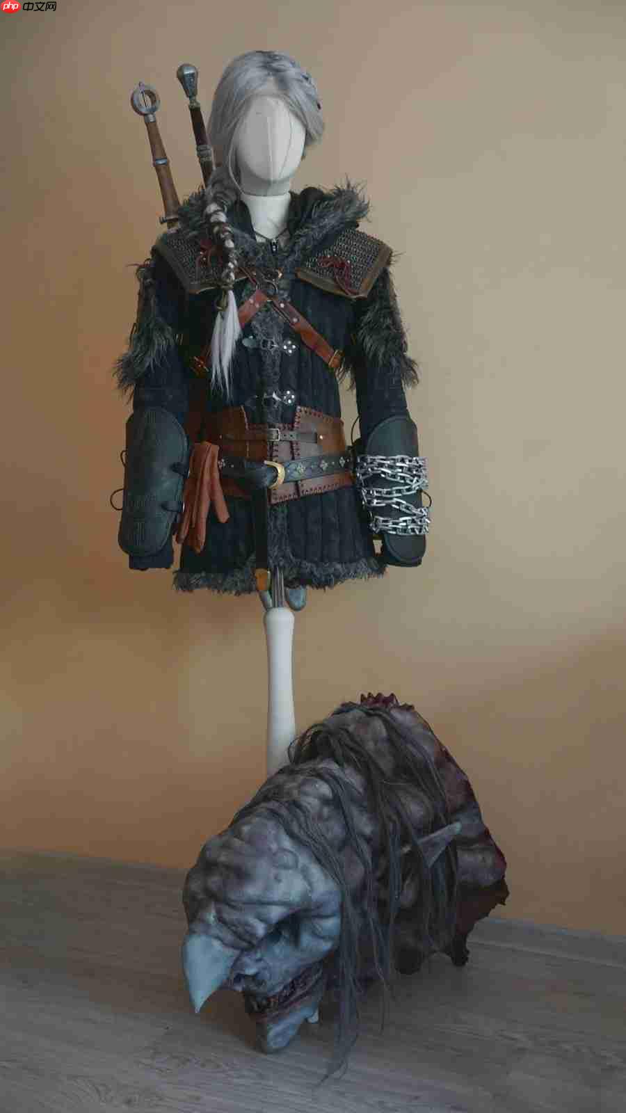 太帅了! 粉丝用传统工艺自制《巫师4》希里cos服