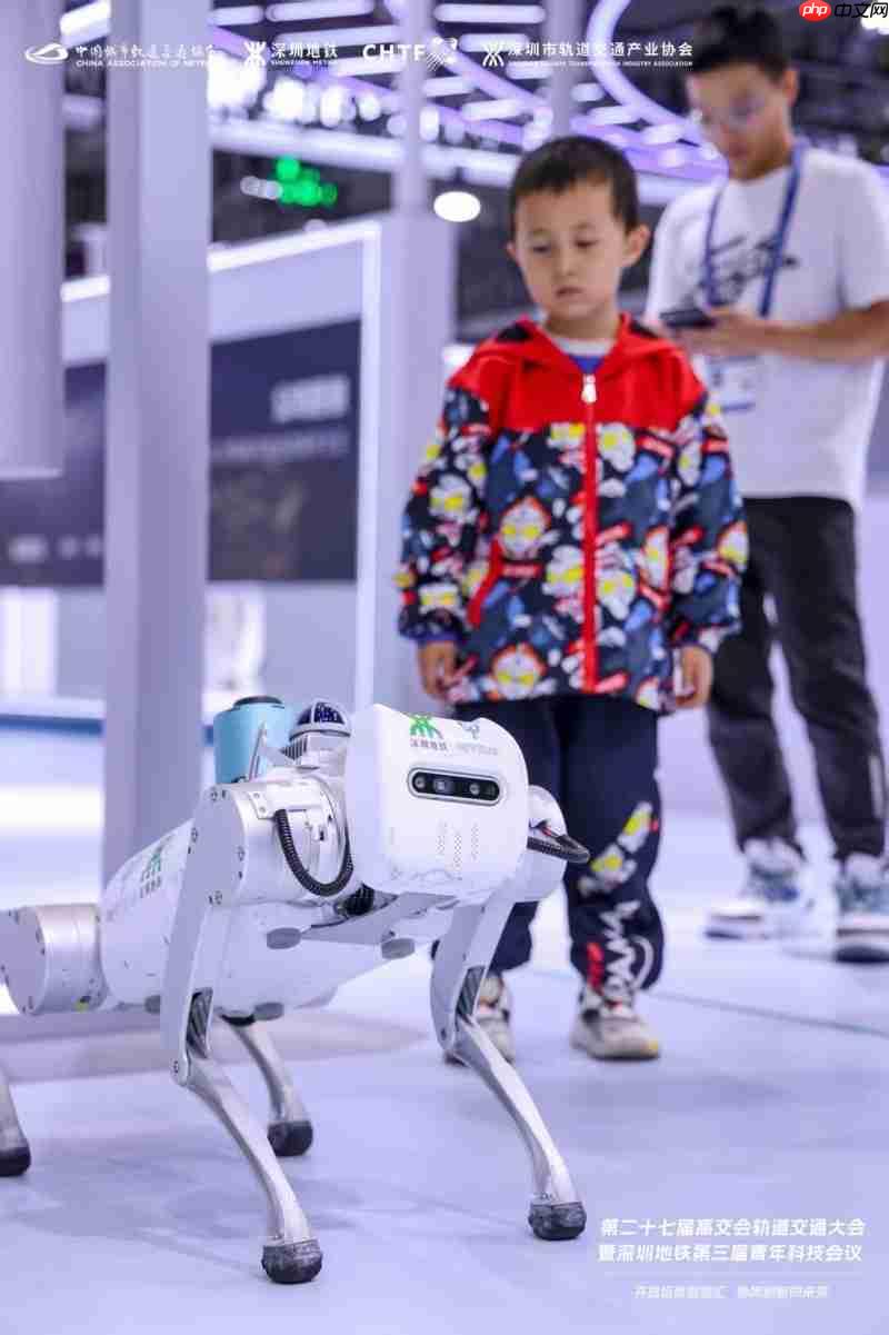 越甲灵动机器人高交会首秀携手深圳地铁共筑智慧城轨新标杆