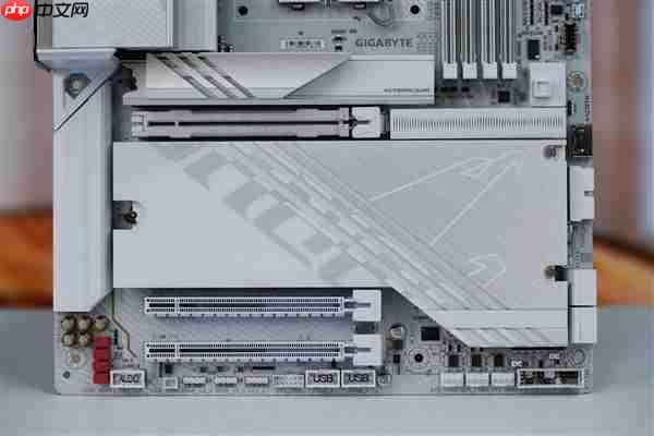 雪景房主机必看！技嘉电竞冰雕Z890 AORUS PRO ICE主板图赏