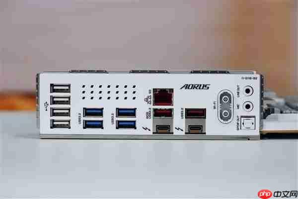 雪景房主机必看！技嘉电竞冰雕Z890 AORUS PRO ICE主板图赏