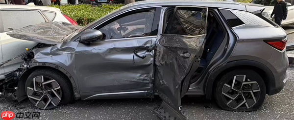 男子带病驾驶 剧烈咳嗽致误踩油门撞车:车辆几乎报废