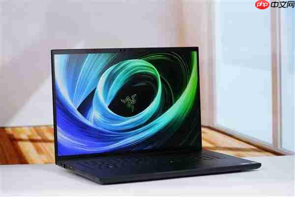 RTX 5090性能怪兽!雷蛇灵刃18 2025游戏本图赏