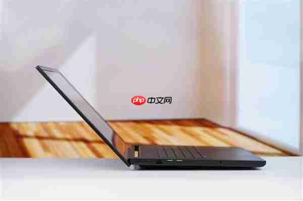 RTX 5090性能怪兽!雷蛇灵刃18 2025游戏本图赏