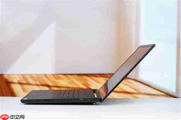 RTX 5090性能怪兽!雷蛇灵刃18 2025游戏本图赏