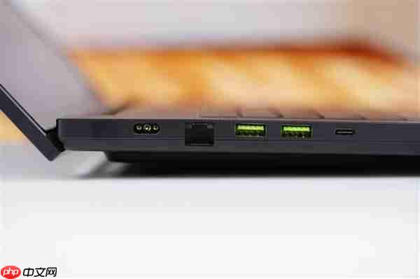 RTX 5090性能怪兽!雷蛇灵刃18 2025游戏本图赏