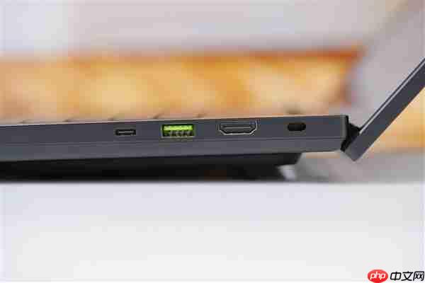 RTX 5090性能怪兽!雷蛇灵刃18 2025游戏本图赏