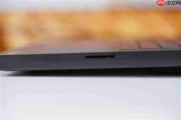 RTX 5090性能怪兽!雷蛇灵刃18 2025游戏本图赏