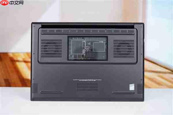 RTX 5090性能怪兽!雷蛇灵刃18 2025游戏本图赏