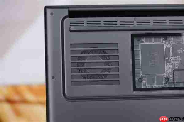 RTX 5090性能怪兽!雷蛇灵刃18 2025游戏本图赏