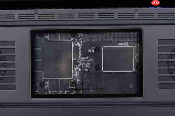 RTX 5090性能怪兽!雷蛇灵刃18 2025游戏本图赏