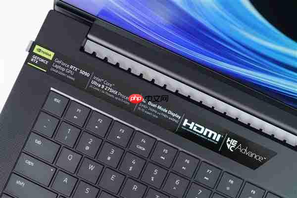 RTX 5090性能怪兽!雷蛇灵刃18 2025游戏本图赏