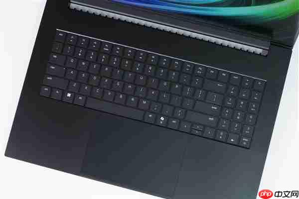 RTX 5090性能怪兽!雷蛇灵刃18 2025游戏本图赏