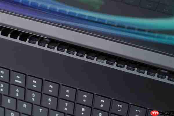 RTX 5090性能怪兽!雷蛇灵刃18 2025游戏本图赏