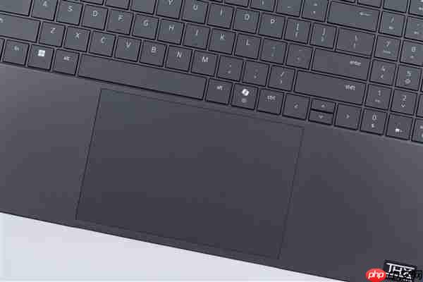 RTX 5090性能怪兽!雷蛇灵刃18 2025游戏本图赏