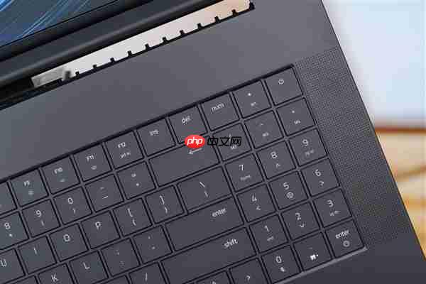 RTX 5090性能怪兽!雷蛇灵刃18 2025游戏本图赏