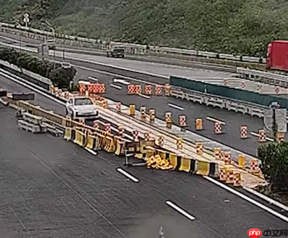 男子过度信任辅助驾驶：车头撞得稀巴烂