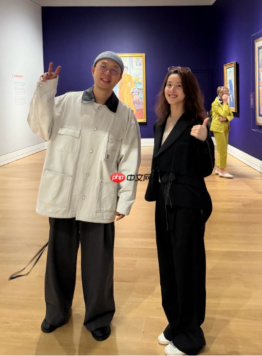 杜海涛晒与章泽天伦敦看展合照 章泽天一头蓬松卷发 松弛感拉满