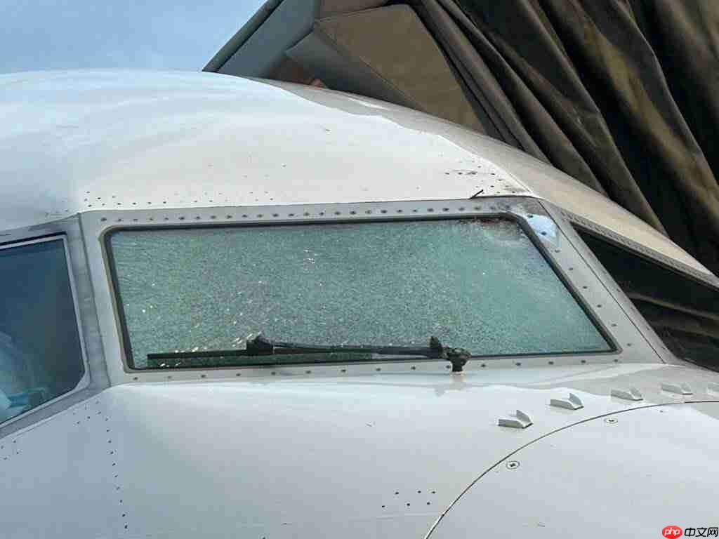 美联航航班万米高空挡风玻璃遭不明物体撞击,NTSB 调查是否为太空碎片