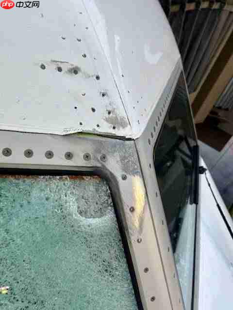 美联航航班万米高空挡风玻璃遭不明物体撞击,NTSB 调查是否为太空碎片