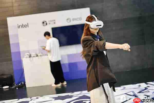 终端 AI 奇点已至 英特尔点燃 PC 新范式