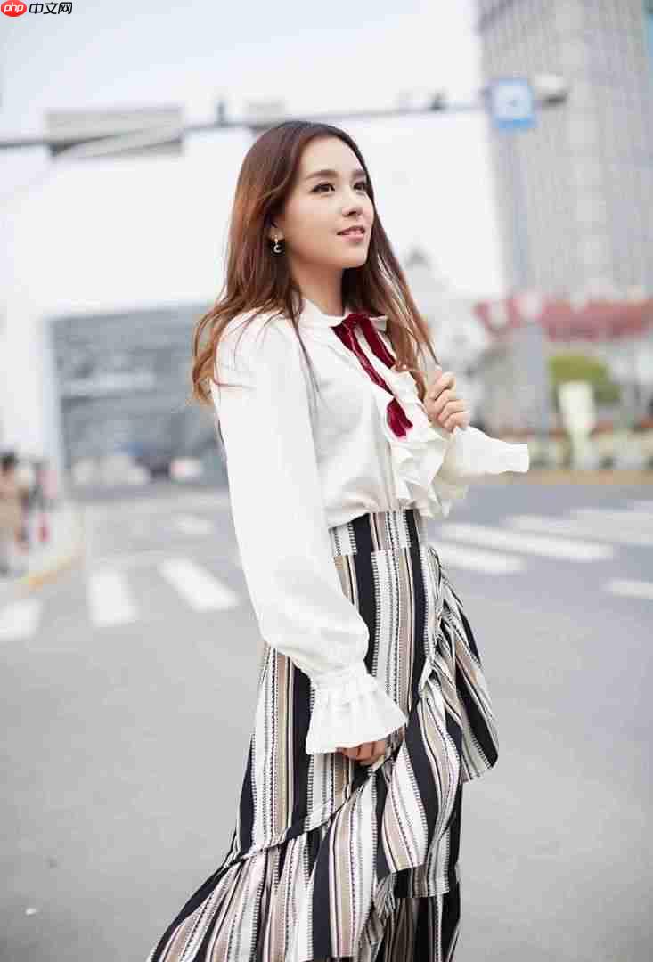 S15赛事解说Rita新中式造型出圈 网友直呼塔子姐好美