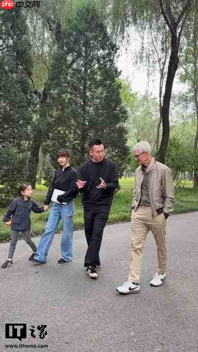 苹果 CEO 库克现身北京,同开发者散步聊天