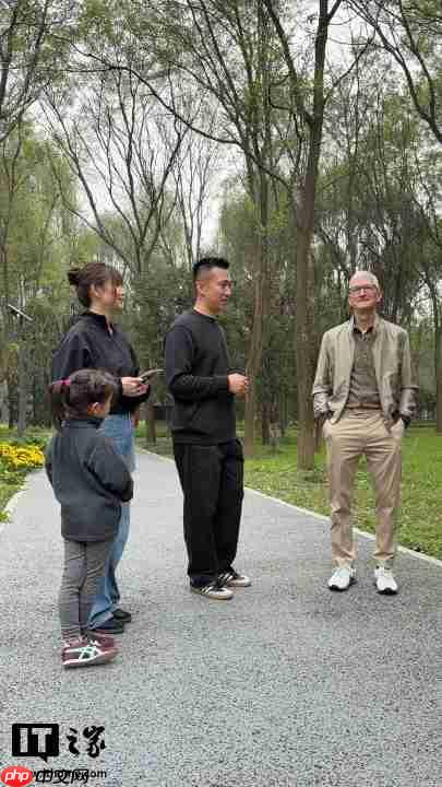 苹果 CEO 库克现身北京,同开发者散步聊天