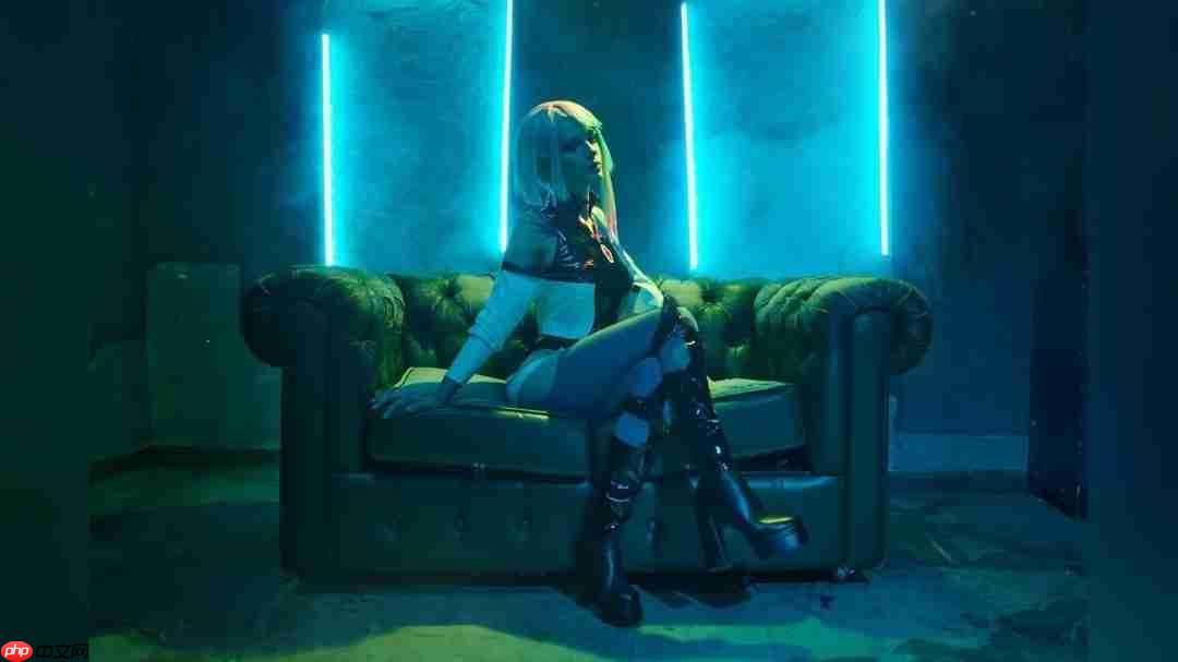 长腿模特cos《赛博朋克:边缘行者》露西 倩影吸睛