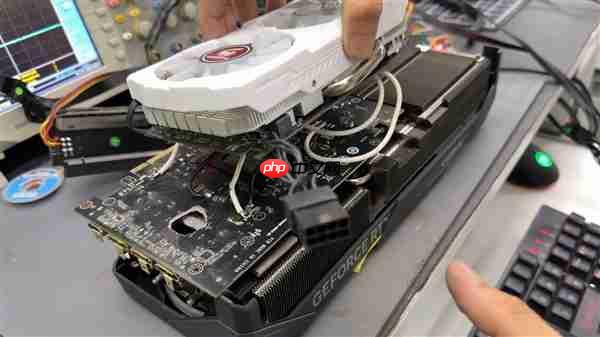 RTX 5070 Ti烧毁 出现一个大洞!竟然嫁接RX 580救活了