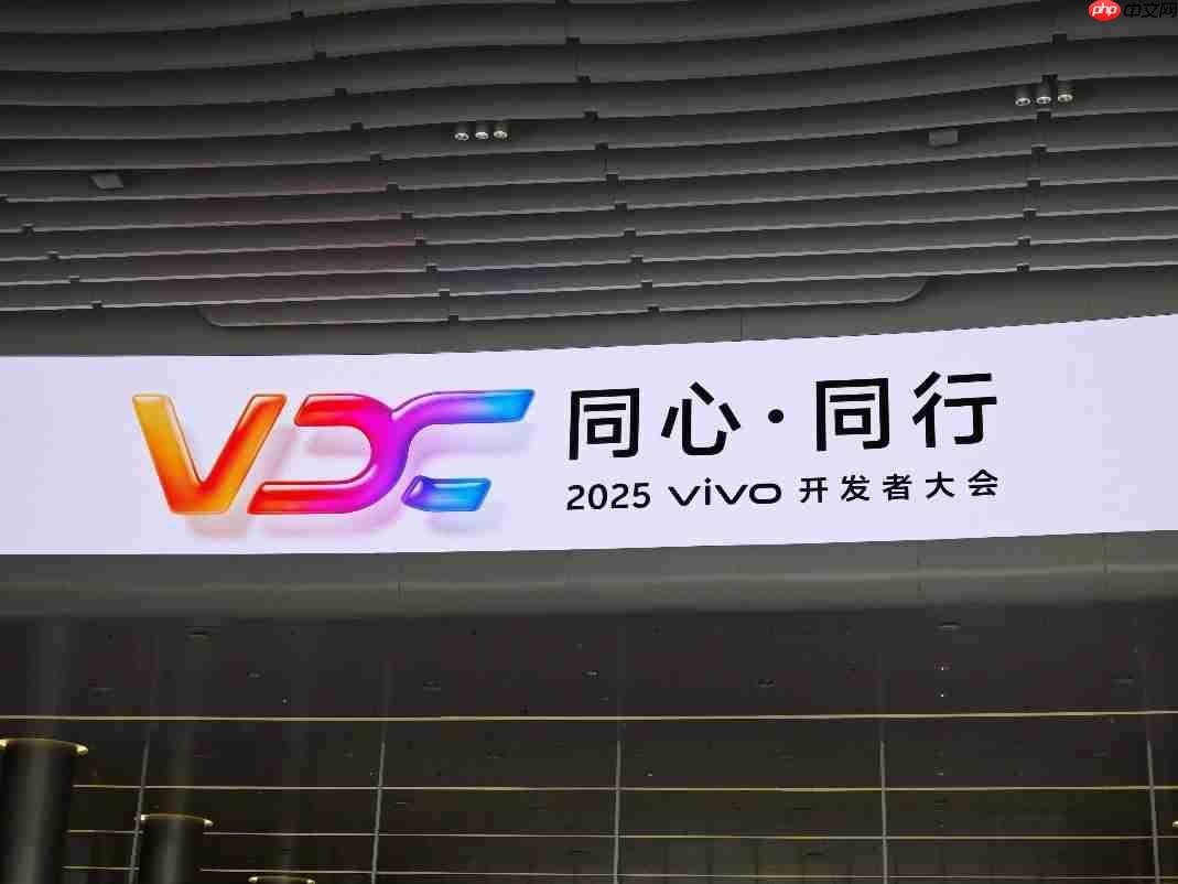 iQOO 15真机亮相VDC 2025:RGB镜头氛围灯加持,搭载OriginOS6