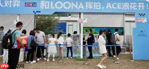 Loona宠物机器人“萌翻”2025中网球场