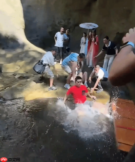 张继科回应在景区落水 不知被谁一脚踹水里了:网友直言太过分了