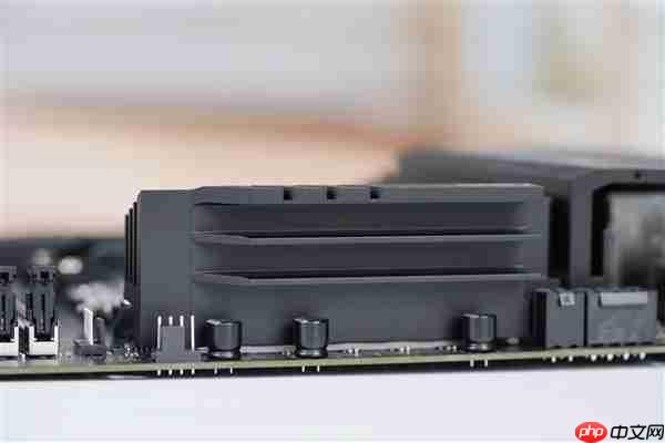 高性价比游戏利器！七彩虹战斧B850M超级黑刃主板图赏