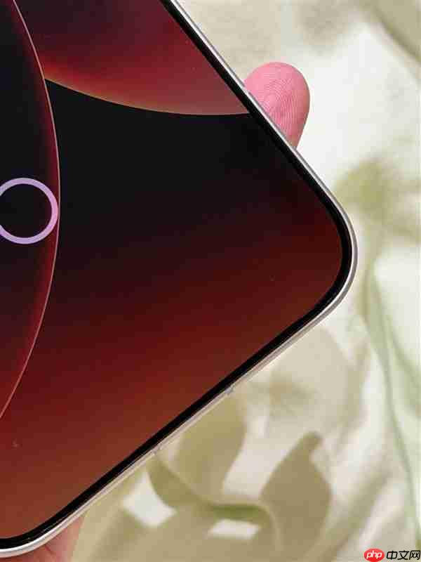 博主实测小米17 Pro Max用iPhone 17 Pro Max贴膜：完美贴合 指纹秒解